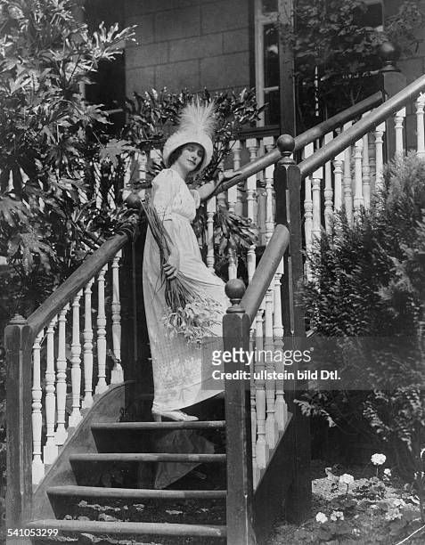 Anna Pavlova*12.02.1881-+Ballet dancer, Russia Principal artist of the Imperial Russian Ballet, St Petersburgat her house in Hampstead, London-...
