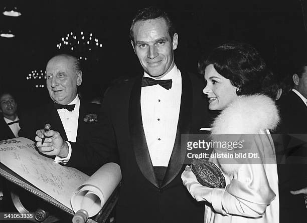 Schauspieler, USAbei der Premiere des Films 'Ben Hur' im Londoner 'Empire Cinema' mit seiner Ehefrau Lydia- Dezember 1959