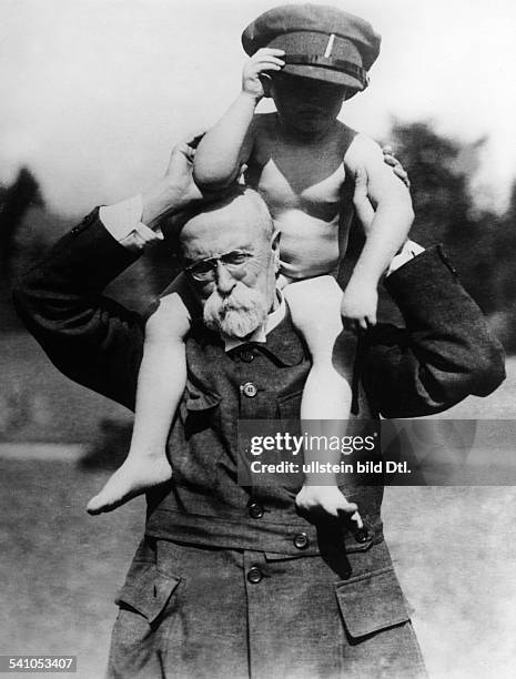 1937Philosoph, Soziologe, Politiker, Tschechoslowakei1918-1935 Staatspräsident- beim Spiel mit einem Enkelkind- um 1928