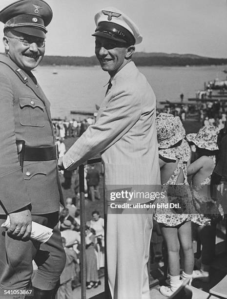 Politiker, NSDAP, D- mit den Töchtern Helga und Hilde beieiner Ruderregatta auf der Rennstreckeauf dem Unterlauf der Dahme in Grünau