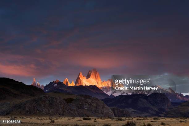 sunlight catching the peaks of fitz roy massif - cerro fitzroy photos et images de collection
