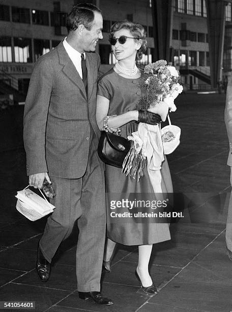 Fonda, Henry - Actor, USA - *16.05..1982+ with wife Afdera Franchetti on Berlin - Tempelhof airport during the Berlin Film Festival 1957 Vintage...