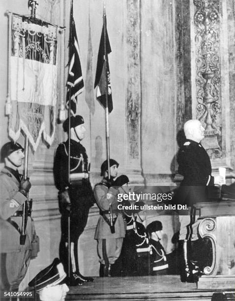 Benito Mussolini *29.07.1883-+Politiker, Italien1925-1943/45 Diktator Italiens- spricht im Palazzo Venezia in Romanlässlich des 5. Jahrestages...