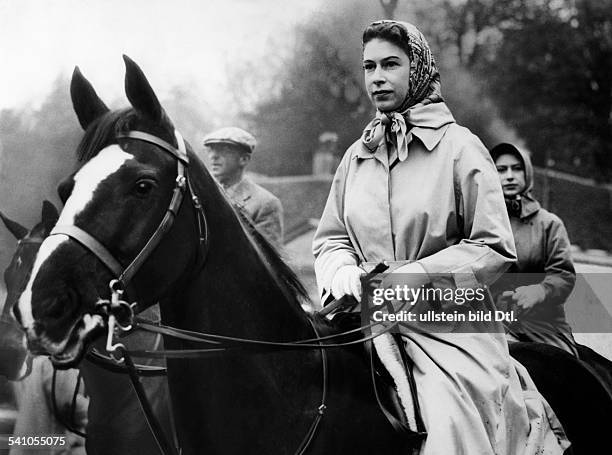 Elisabeth II. *-Koenigin von GB seit 1953- bei einem Ausritt; im Hintergrund Schwester Margaret