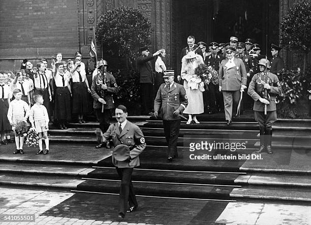 Goering, Hermann *12.01.1893-+Politiker, NSDAP, D- das Brautpaar vor dem Rathaus an derKönigstrasse in Berlin nach derstandesamtlichen Trauung; im...