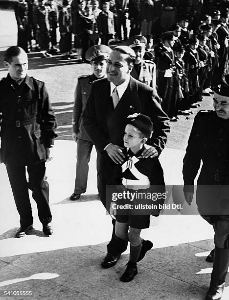 Ciano, Galeazzo Graf *18.03..1944+Politiker, I- begleitet seinen Sohn Fabrizio zurEinschulung zu Beginn des neuenSchuljahres in Rom- Oktober 1938