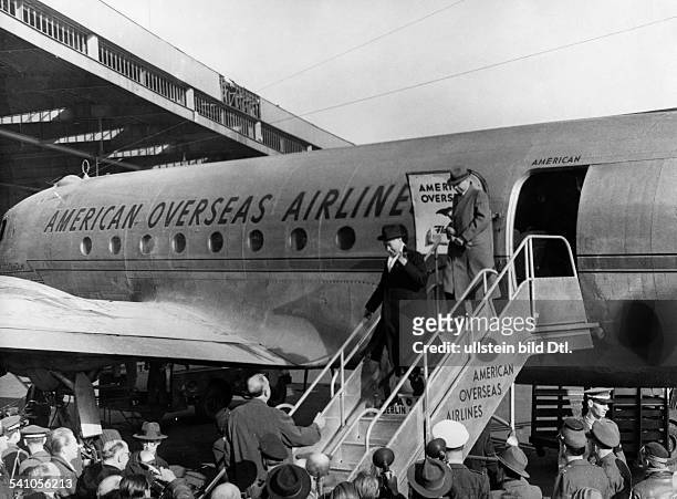 Heuss, Theodor *31.01.1884-+Politiker, BRD, FDPBundespräsident 1949-1959- wird beim Eintreffen auf dem FlughafenTempelhof in Berlin von Ernst Reuter...