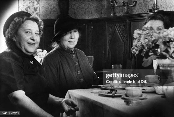 Waldoff, Claire - Singer, Cabaret artist, Germany*21.10.1884-+with friends sitting at the coffee table- Photographer: Charlotte Willott- probably...