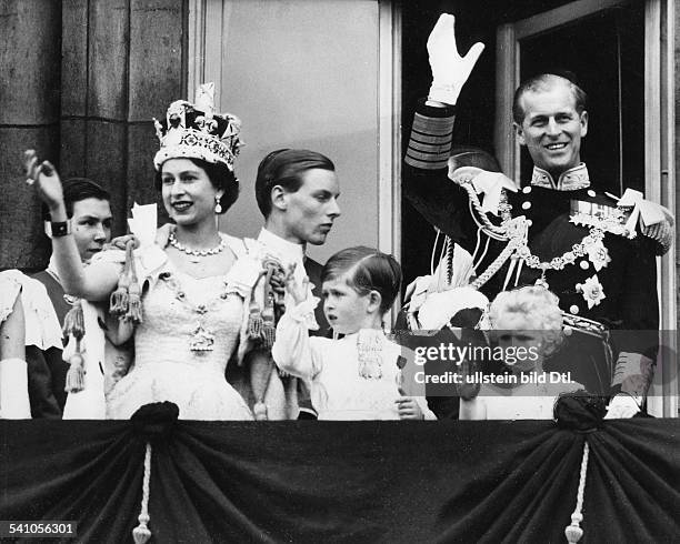 Elisabeth II. *-Koenigin von GB seit 1953- mit ihrem Mann Prinz Philip und den KindernCharles und Anne nach der Kroenungauf dem Balkon des...