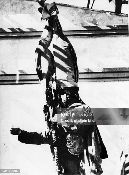 Benito Mussolini *29.07.1883-+Politiker, Italien1925-1943/45 Diktator ItaliensDie an einer Tankstelle auf dem PiazzaleLoreto in Mailand aufgehängte...