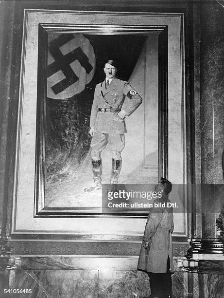 Politiker, NSDAP, D'Adolf Hitler',Gemälde von Arthur Kampf im Festsaal desRathauses an der Königstrasse in Berlin