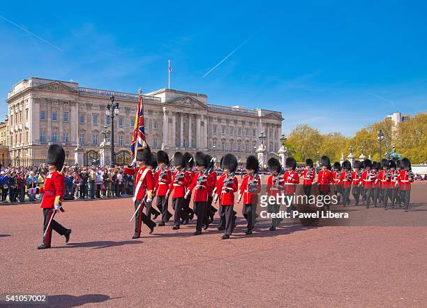 changing of the guard at buckingham palace, london, uk - buckingham palace stock-fotos und bilder