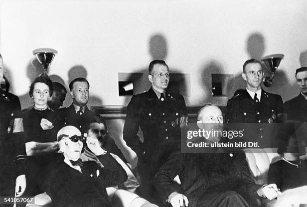 Politikerbei einer privaten Filmvorführung; linkssein Vater Richard, rechts EhefrauAnnelies; im Hintergrund Hauspersonalund SS-Wachmannschaften- 1939