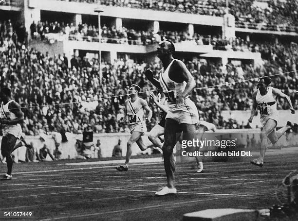 Jesse Owens *-+US-American track and field athletewon 4 gold medals at the Summer Olympics in Berlin in 1936Summer Olympics in Berlin in August 1936:...