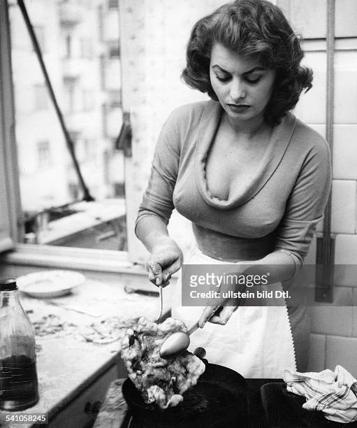 Loren, Sophia *- Schauspielerin, Italien- in der Kueche bei der Zubereitung einerMahlzeit- 1958