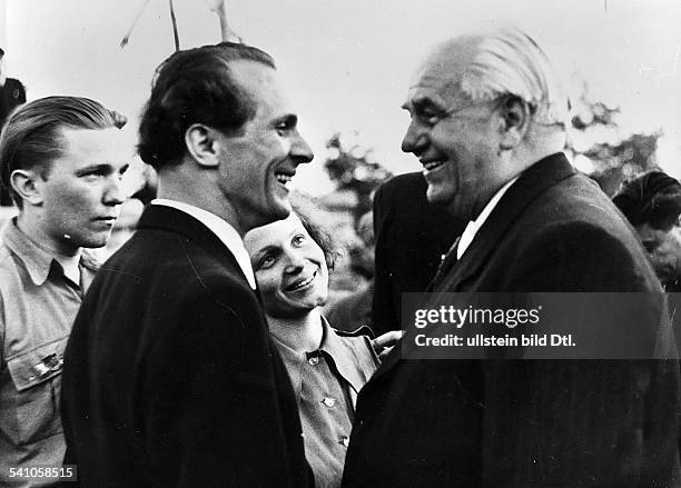 Politiker, SED; DDRErster Sekretär des ZK der SED 1971-1989Staatsratsvorsitzender 1976-1989Honecker im Gespräch mit demPräsidenten der DDR, Wilhelm...