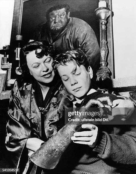 Götz George*-Schauspieler, Dmit seiner Mutter Berta Helene Drewsim Hintergrund ein Gemälde von seinem Vater Heinrich George- 1953