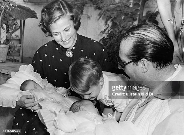 Schauspielerin; Schwedenmit den neugeborenen Zwillingen Ingrid und Isabella und ihrem Mann Roberto Rossellini sowie Sohn Roberto- Juli 1952