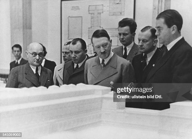 Politiker, NSDAP, D'Zweite Deutsche Architektur - undKunsthandwerk - Ausstellung' im Haus derDeutschen Kunst in München; Hitler beieiner...