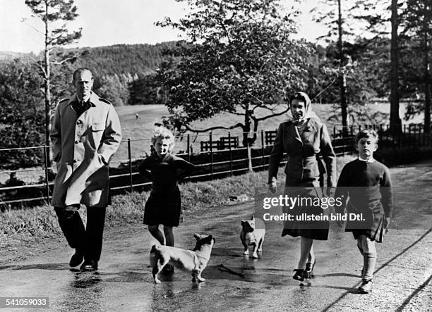 Elisabeth II. *-Koenigin von GB seit 1953- mit Ehemann Prinz Philip, Tochter Anne und Prinz Charles auf ihrem Gut Balmoral Castle/ Schottland