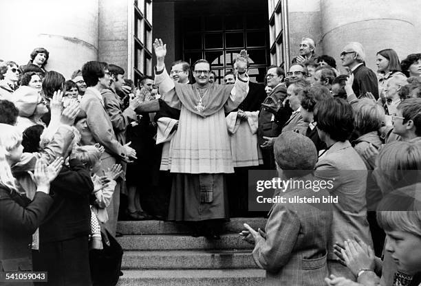 Meisner, Joachim Kardinal *-Bischof von Berlin und Brandenburg- begruesst Gemeindemitglieder in Berlin/DDR anlaesslich seiner Amtseinfuehrung- 1980