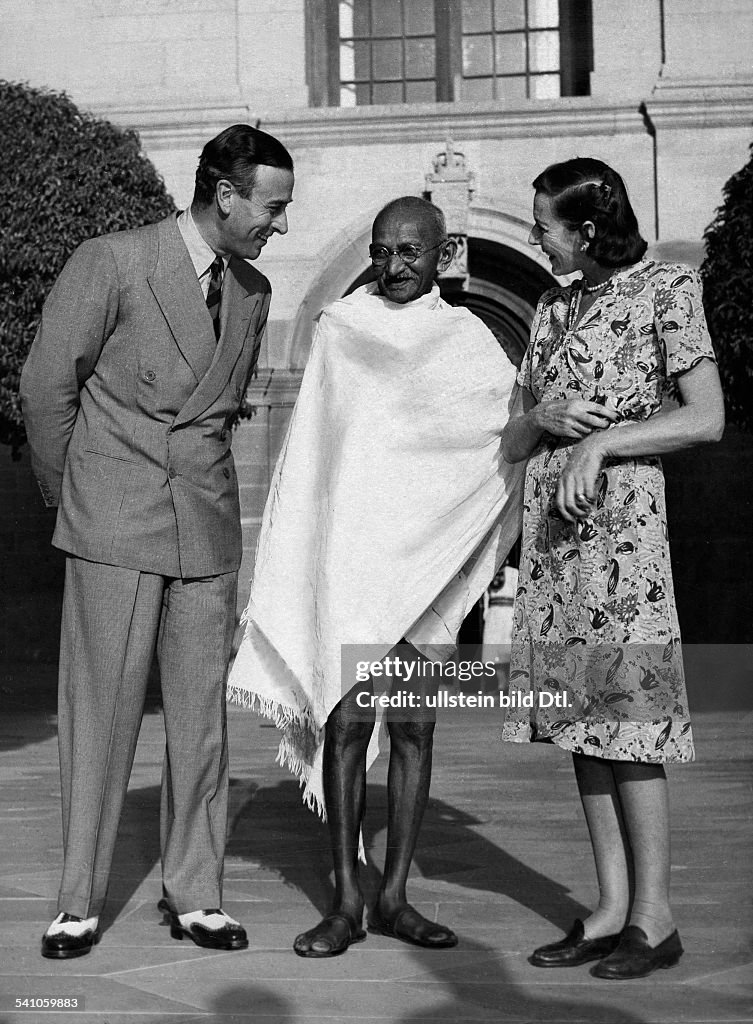 Gandhi, Mahatma - Politiker, Indien/ mit Lord Louis Mountbatten (l.) u. d. Gattin