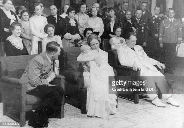1946Politiker, NSDAP, D- bei der Taufe von Tochter Edda inCarinhall in der Schorfheide bei Berlin;nach links: Ehefrau Emmy mit dem Baby undTaufpate...
