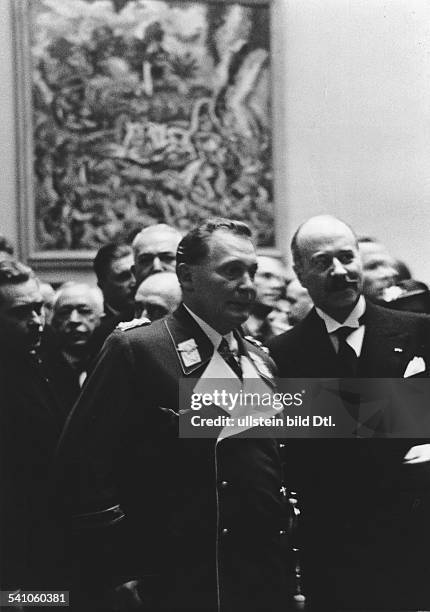 Goering, Hermann*12.01.1893-+Politiker, NSDAP, D- mit dem franzoesischen Botschafter Andre Francois-Poncet bei der Eroeffnung einer Ausstellung...