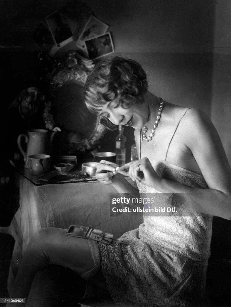 Garga, Beatrice - DancerPortrait, sitting at the vanity, polishing fingernailsIllustration for the poem 'Lieschen Neumann will Karriere machen' by Erich Kaestner for 'Uhu' magazin- Photographer: Yva- Published by: 'Uhu' 6/1930Vintage property of ulls