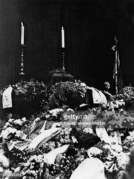 Stresemann, Gustav - Politician, Germany*1878-1929+- memorial ceremony at the 'Plenarsaal' of the 'Reichstag': Reichskanzler Hermann Mueller during...