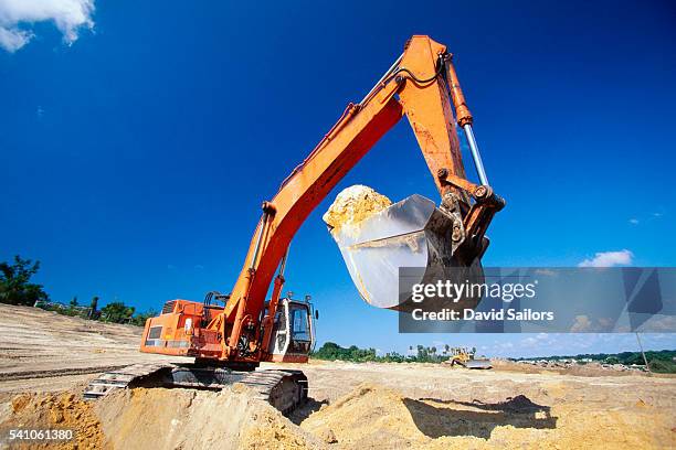 backhoe lifting dirt - pala-parte-de-un-vehículo fotografías e imágenes de stock