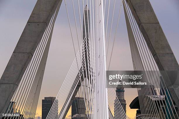 leonard p. zakim bunker hill bridge - bauingenieurwesen stock-fotos und bilder