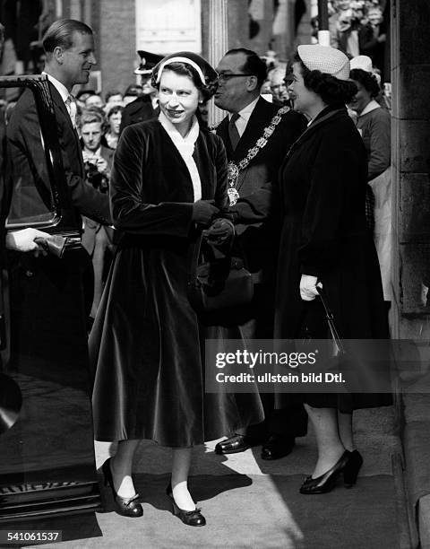 Elisabeth II. *-Koenigin von GB seit 1953- mit Ehemann Prinz Philip in London vor der 'Maundy Money' Zeremonie: speziell gepraegte Muenzen werden von...