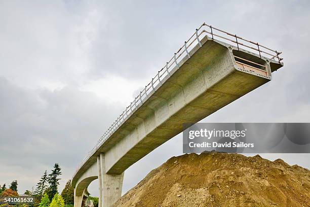 unfinished light rail transit overpass - rua sem saída imagens e fotografias de stock