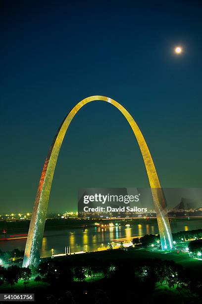 moon shining over gateway arch - gateway arch st louis stockfoto's en -beelden