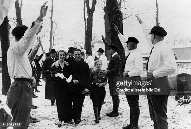 Goebbels, Joseph*29.10.1897-+Politiker, NSDAP, DHochzeit auf Gut Severin bei Parchim ; neben dem Brautpaar: Harald Quandt, Sohn aus der ersten Ehe...