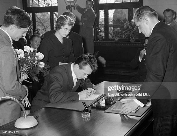 Scholz, Gustav 'Bubi' *-+Boxer, D- standesamtliche Trauung mit Helga Druck,links Trauzeuge Hans Rosenthal- 1955