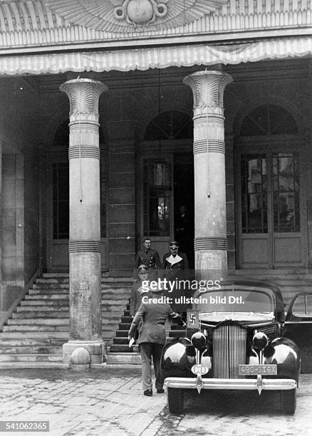 Diplomat, D- beim Verlassen der Botschaft im Palaisde Beauharnais zum Antritt einerDienstfahrt- Dezember1940Aufnahme: Hanns Hubmann