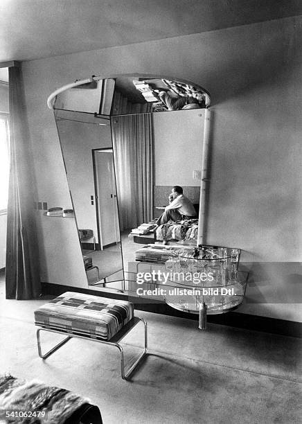 Regisseur, A/USAin seinem von ihm entworfenen Ankleidezimmer in seiner Wohnung in Berlinveröffentlicht: Dame 7/1932Aufnahme Martin Munkacsi
