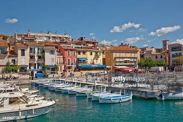 boats in a harbor - bouches du rhône imagens e fotografias de stock