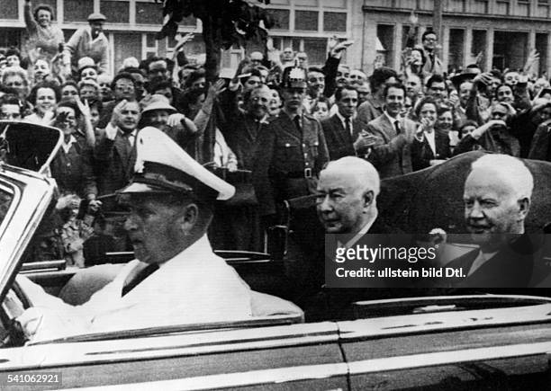 Politiker, BRD, FDPBundespräsident 1949-1959Nach seiner Verabschiedung alsBundespräsident fährt Heuss im offenenWagen mit seinem Nachfolger...