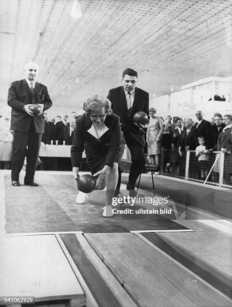 Politikerin, SPD, Ddie Bundesgesundheitsministerin mit demBerliner Senator Kurt Neubauer am Randeeiner Ausstellung in Berlin beim Kegeln- 1967