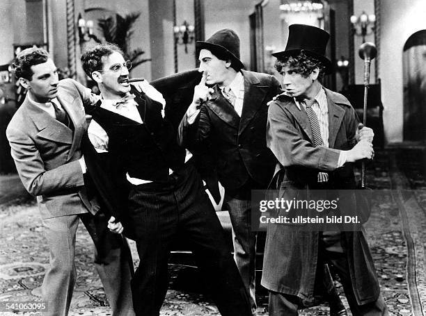 Eigentlich Julius Henry MarxKomiker, USAv.l.n.r.: Zeppo, Groucho, Chico und Harpo Marx ineiner Szene aus'Die Marx Brothers im Krieg'USA 1933, R: Leo...