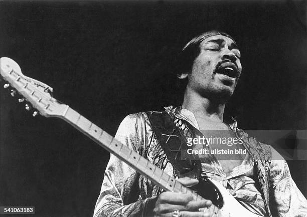 Hendrix, Jimi *-+Gitarrist, Rockmusiker, USA- Portrait bei einem Auftritt- undatiert