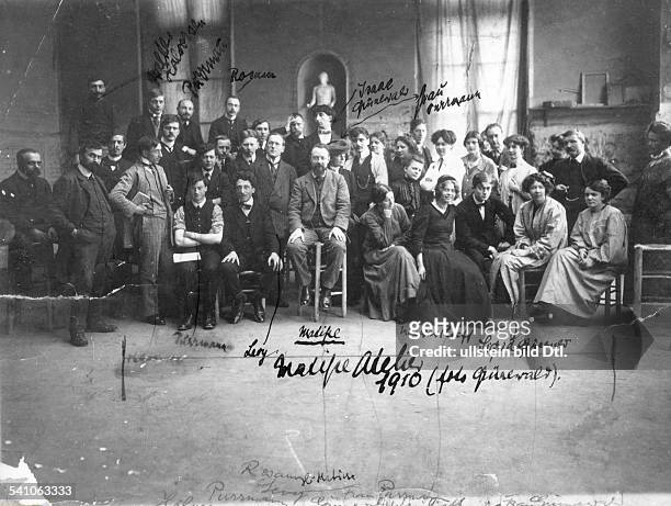 Bildender Künstler, Maler, FrankreichMatisse mit Freunden und Malerkollegen in seinem Atelier - 1910Foto: Grünewald