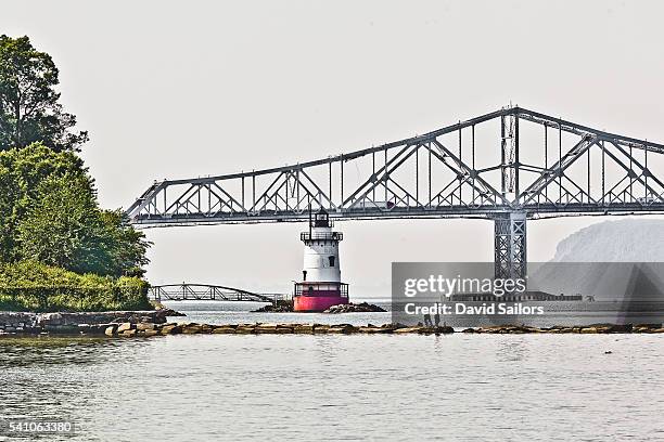 tappan zee bridge, lighthouse, 2 people fishing - tarrytown photos et images de collection