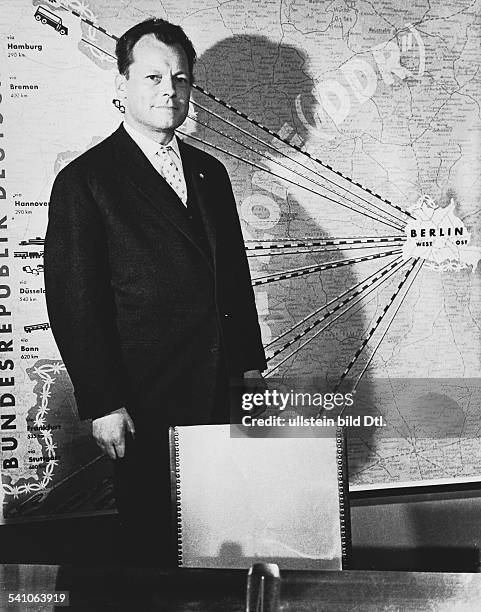 Willy Brandt*18.12..1992+Politiker, SPD, Dder Regierende Bürgermeister vonBerlin vor einer Landkarte, die die Bundesrepublik und die DDR zeigt-...