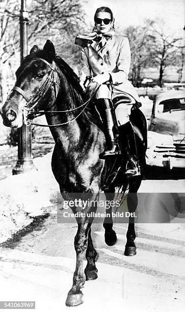 Kelly, Grace *-+Schauspielerin, USAGracia Patricia als Fuerstin von Monaco 1956-1982- Ausritt im Central Park New York- 1956