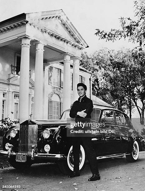 Presley, Elvis*-+Singer, actor, USA Elvis with Rolls Royce in front of his villa 'Graceland' in Memphis, Tennessee