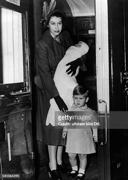 Elisabeth II. *-Koenigin von GB seit 1953- Ganzkoerperaufnahme, mit ihren beiden Kindern Prinz Charles und Prinzessin Anne auf der Eisenbahnfahrt zu...